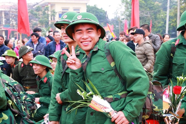 Nước mắt và nụ cười trong ngày tân binh lên đường nhập ngũ - 3
Theo thống kê của Bộ chỉ huy quân sự tỉnh Ninh Bình, năm nay toàn tỉnh có 392 thanh niên viết đơn tình nguyện nhập ngũ; số thanh niên là công giáo chiếm 17,8%; dân tộc Mường chiếm 3,8%; bồi dưỡng nhận thức về Đảng cho 418 thanh niên, đã tiến hành kết nạp Đảng trước khi nhập ngũ cho 12 tân binh.