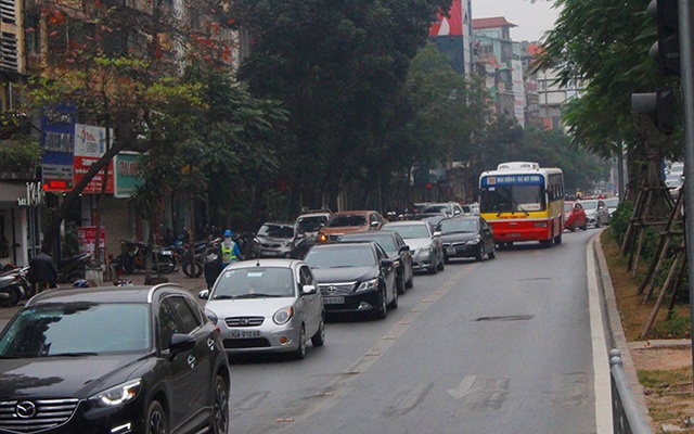 Buýt thường lấn làn buýt nhanh - 1
Buýt thường vô tư lấn làn buýt nhanh