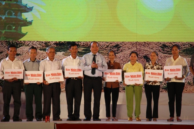 Thiêng liêng đêm nghệ thuật “Cõi thiêng Đồng Lộc” - 4 Thủ tướng Nguyễn Xuân Phúc đã trao các phần quà cho thân nhân 10 liệt nữ TNXP