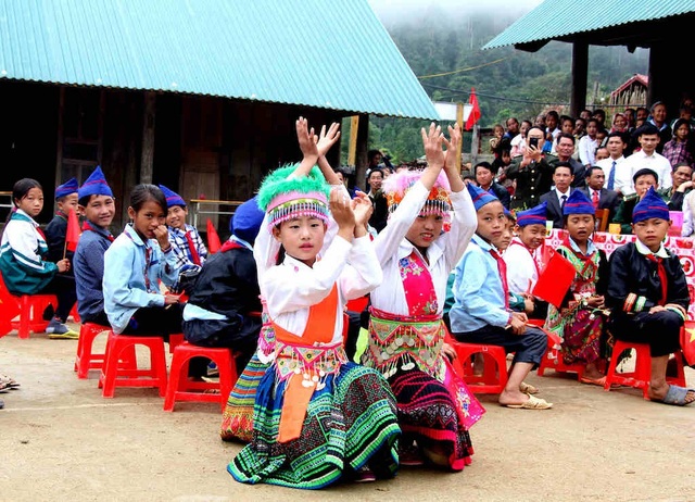 “Ngôi trường có 46 giáo viên đều là thầy giáo” nhận Cờ thi đua của Bộ Giáo dục - 2 Các em học sinh múa hát mang đậm bản sắc dân tộc.