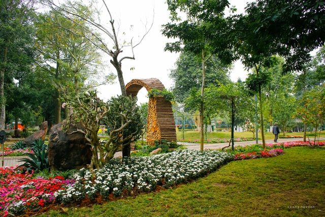 Lễ hội hoa xuân lớn nhất miền Bắc Tết Đinh Dậu - 6 Con đường tương lai là không gian giới thiệu các ngôi nhà mới trong vườn xuân với sắc màu trang phục lễ hội độc đáo của các thiếu nữ.