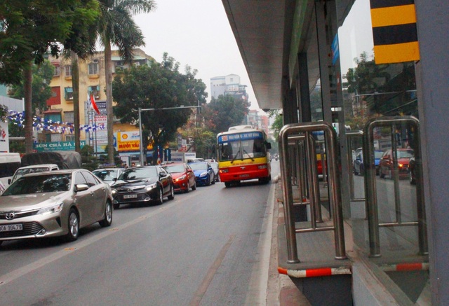 Buýt thường lấn làn buýt nhanh - 2
Buýt thường biến thành buýt nhanh.