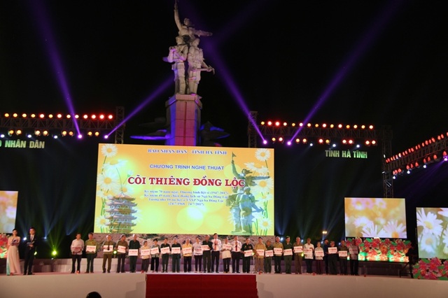 Thiêng liêng đêm nghệ thuật “Cõi thiêng Đồng Lộc” - 5 Tổng biên tập Báo Nhân Dân Thuận Hữu và Bí thư Tỉnh ủy Lê Đình Sơn đã trao các phần quà cho 24 gia đình thương binh, bệnh binh, gia đình chính sách, cựu TNXP có hoàn cảnh đặc biệt khó khăn