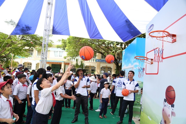 Trao tặng 46.500 ly sữa cho trẻ em tỉnh Quảng Nam - 4 Các em học sinh vô cùng hào hứng với trò chơi ngoài trời thú vị cùng phần diễn hài và ảo thuật của chú hề vui tính.