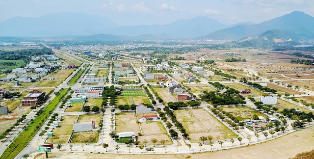 Hiá»n táº¡i, khu A dá»± Ã¡n cÃ³ quy mÃ´ gáº§n 100ha ÄÃ£ hoÃ n thiá»n háº¡ táº§ng vÃ  thu hÃºt ngÆ°á»i ÄÃ´ng dÃ¢n cÆ° Äáº¿n sinh sá»ng. Theo Ã½ kiáº¿n cá»§a má»t sá» nhÃ  Äáº§u tÆ° táº¡i Golden Hills thÃ¬ dá»± Ã¡n Äang ráº¥t hiáº¿m hÃ ng vÃ¬ khÃ¡ch hÃ ng Äang ká»³ vá»ng ráº¥t nhiá»u vá» quy hoáº¡ch phÃ­a TÃ¢y Báº¯c ÄÃ  Náºµng