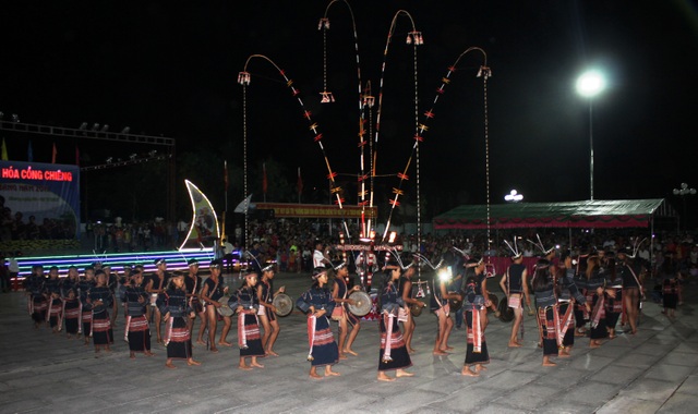 Mãn nhãn với màn múa cồng chiêng của người Banar - 4
Mãn nhãn mới múa cồng chiêng của người người Banar