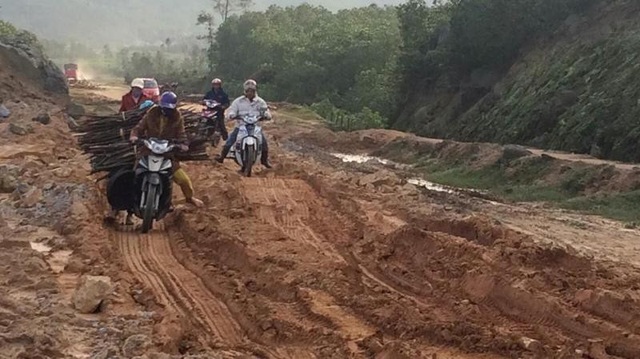 “Xe vua” tung hoành phá nát đường ven biển - 6 Đường xá bị cày nát, người dân đi lại hết sức khó khăn