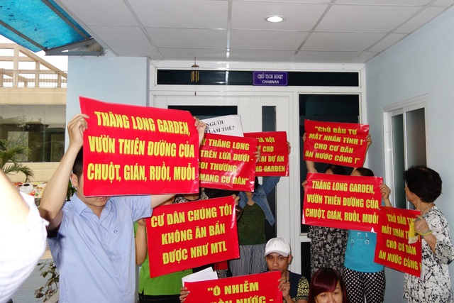 Chủ đầu tư ngang nhiên tuyên bố làm ăn thua lỗ đã tiêu hết tiền quỹ bảo trì - 1 Cư dân Thăng Long Garden nhiều lần phải xuống đường phản đối chủ đầu tư.
