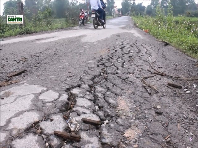 Người dân phải lập rào chắn chặn xe quá tải vào đường làng né trạm thu phí BOT - 5 Đường sá bị xuống cấp nghiêm trọng, bị rạn nứt
