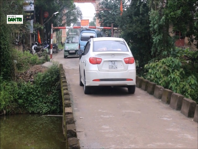 Người dân phải lập rào chắn chặn xe quá tải vào đường làng né trạm thu phí BOT - 2 Barie do người dân lập nên để hạn chế phương tiện có trọng tải nặng