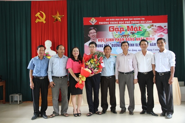 “Cậu bé Google” hứa sẽ cố gắng hết mình trong trận Chung kết năm Olympia - 1 Lãnh đạo ngành giáo dục và chính quyền tặng hoa động viên em Nhật Minh