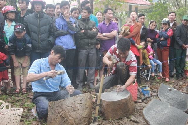 Đàn ông trai tráng hăm hở đi thi... chẻ đá - 8 Từng chi tiết đục, đẽo...