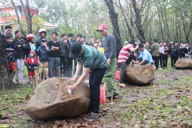 Đàn ông trai tráng hăm hở đi thi... chẻ đá - 1 Mỗi đội được Ban tổ chức chuẩn bị sẵn một khối đá lớn