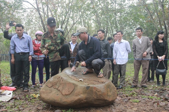Đàn ông trai tráng hăm hở đi thi... chẻ đá - 2 Nhiệm vụ của các đội là phải chẻ khối đá này thành các viên nhỏ vuông thành sắc cạnh