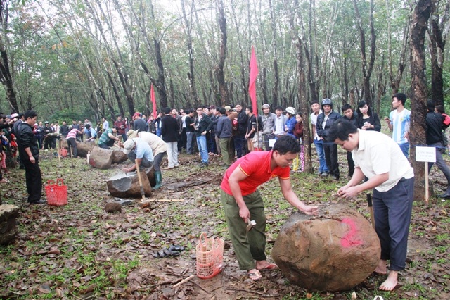 Đàn ông trai tráng hăm hở đi thi... chẻ đá - 3 Chọn được vị trí thích hợp để mở khối đá sẽ giúp cho việc chẻ đá sớm thành công