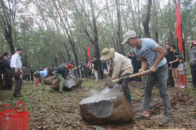Đàn ông trai tráng hăm hở đi thi... chẻ đá - 5 Mở đá là khâu quan trọng nhất của quá trình làm ra đá thành phẩm