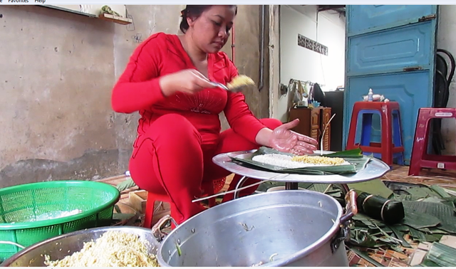 Gia đình với truyền thống 40 năm làm bánh Tết giữa lòng phố núi - 1
Năm nay, do nhà ít người, gia đình bà Kỉnh chỉ gói 60kg gạo nếp. (Ảnh Khánh Hồng)