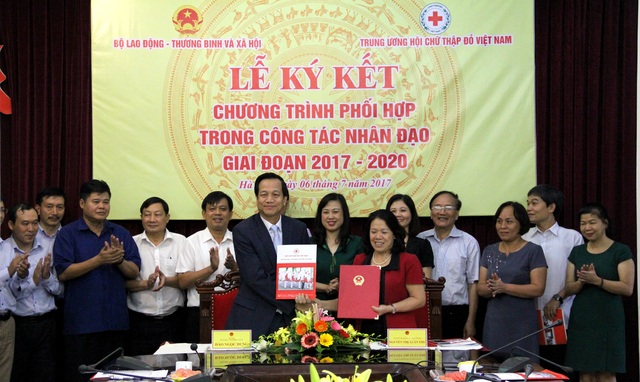 “Nơi nào xa và khó nhất, đều có nhân viên chữ thập đỏ” - 1
Lễ ký giai đoạn 2017-2020 giữa Bộ LĐ-TB&XH và Hội Chữ thập đỏ VN.