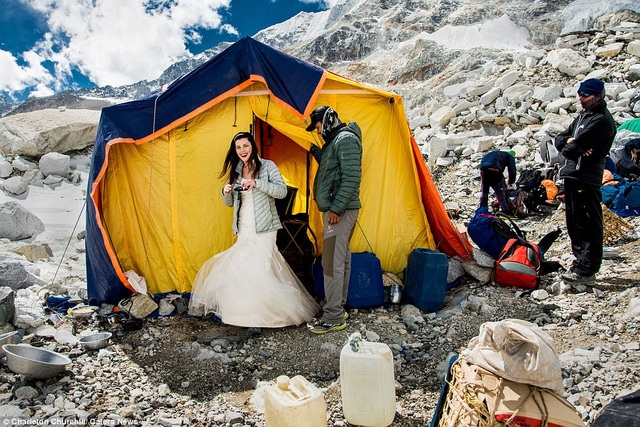 Cặp đôi dành 3 tuần leo lên đỉnh Everest để kết hôn - 3 Hình ảnh hậu trường của bộ ảnh cưới