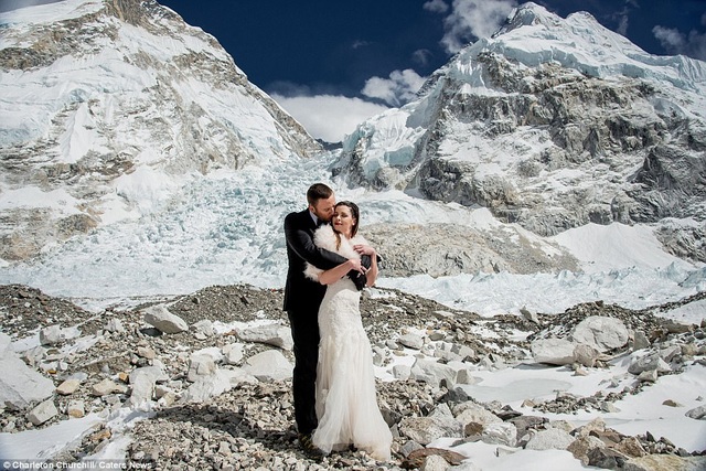 Cặp đôi dành 3 tuần leo lên đỉnh Everest để kết hôn - 5 Bộ ảnh cưới đầy lãng mạn mà cá tính trên nóc nhà thế giới