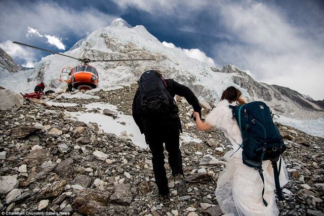 Cặp đôi dành 3 tuần leo lên đỉnh Everest để kết hôn - 2 Chú rể kéo tay cô dâu cùng nhau vượt qua khó khăn
