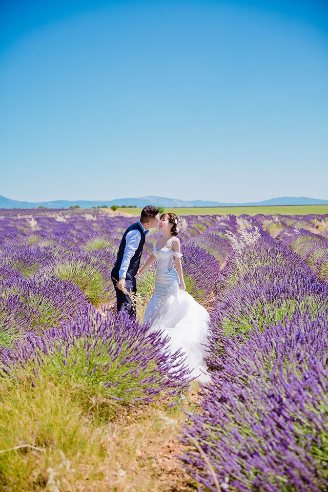Hình ảnh cặp đôi Việt trên cánh đồng Lavender sẽ khiến bạn tan chảy. Khung cảnh đẹp tuyệt vời kết hợp với nét ngọt ngào, đầy tình cảm của cặp đôi sẽ làm say lòng bạn. Hãy cùng tìm hiểu câu chuyện tình lãng mạn này và tận hưởng những khoảnh khắc đẹp nhất của cuộc sống!
