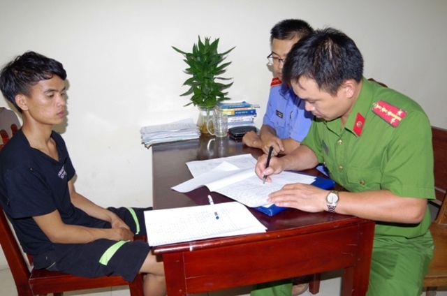 Bắt khẩn cấp nam thanh niên hiếp dâm trẻ em - 1 Đối tượng Nguyễn Trọng Kim tại cơ quan Công an (ảnh: Công an Hà Nam)