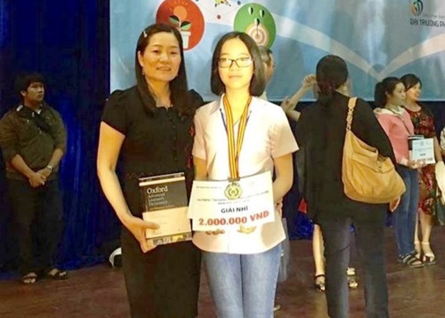 Nữ sinh Quảng Trị nhận học bổng tại ba trường đại học quốc tế - 2 Nữ sinh Đặng Quỳnh Giao cùng mẹ