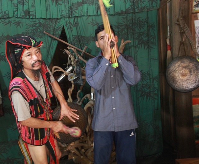 Người hơn 10 năm góp công bảo tồn văn hóa Vân Kiều, Pa Kô - 2 Ông cùng thành viên trong đội văn nghệ xã tập luyện