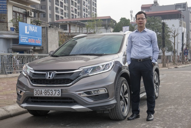 Người dùng nói gì về Honda CR-V? - 1
Anh Minh Hiếu bên chiếc CR-V 2.4 của mình