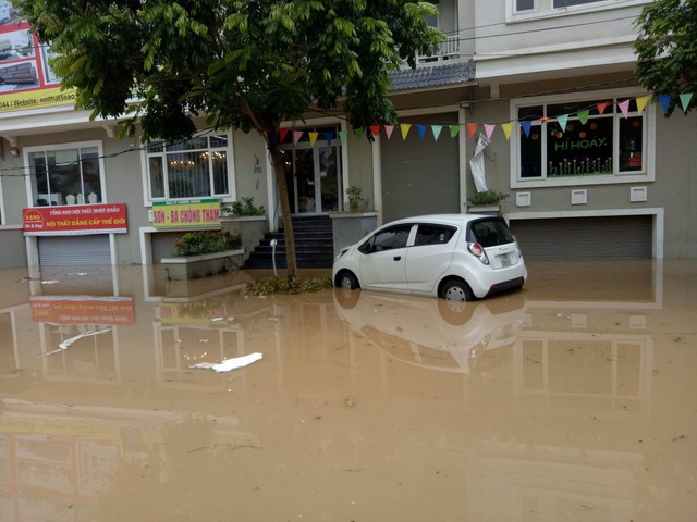 
Một chiếc ô tô mắc kẹt trong biển nước
