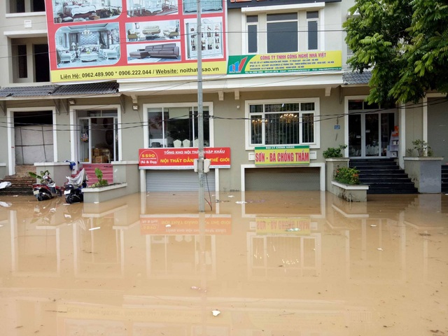 Hàng nghìn người vật vã "lội sông" trên đại lộ hiện đại nhất Việt Nam - 13