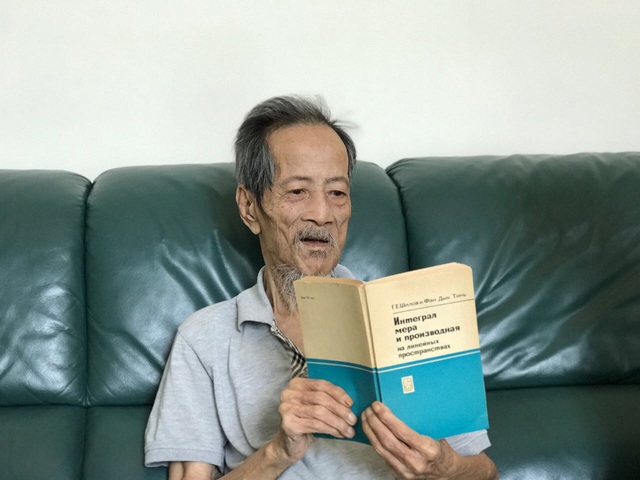 Vĩnh biệt người thầy lớn của nhiều thế hệ học sinh giỏi toán - 1 Thầy Phan Đức Chính với cuốn sách xuất bản tại Liên Xô từ năm 1967