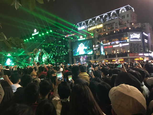 Dòng người đổ về trung tâm đón chào năm mới 2018 - 9 Dòng người đổ về trung tâm đón chào năm mới 2018 - 9