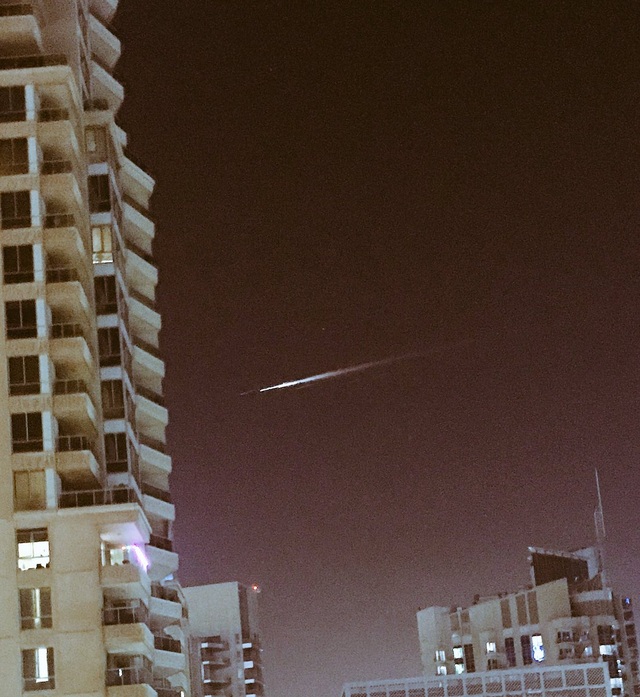 Cầu lửa chói lòa trên bầu trời Dubai - 1 Cầu lửa trên bầu trời Dubai (Ảnh: Twitter/ Ellias)