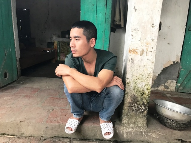 Bé 7 tháng tuổi nguy kịch vì bố mẹ không xoay được tiền mổ tim cho con - 6 Nhắc đến con, ngồi thất thần một chỗ, anh Tài cũng nghẹn ngào khi đối diện với núm ruột của mình nhưng lại không thể cứu