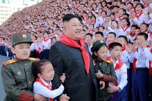 Những hình ảnh thế giới nổi bật tuần qua - 3
Nhà lãnh đạo Triều Tiên Kim Jong-un chụp ảnh cùng các em nhỏ nhân ngày Thiếu nhi tại Triều Tiên (Ảnh: Reuters)