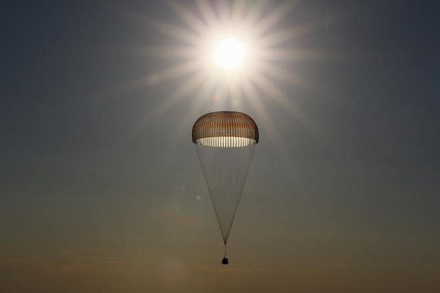 Những hình ảnh thế giới nổi bật tuần qua - 5
Tàu Soyuz MS-03 chở các phi hành gia từ Trạm Vũ trụ Quốc tế (ISS) chuẩn bị hạ cánh tại Dzhezkazgan, Kazakhstan (Ảnh: Reuters)