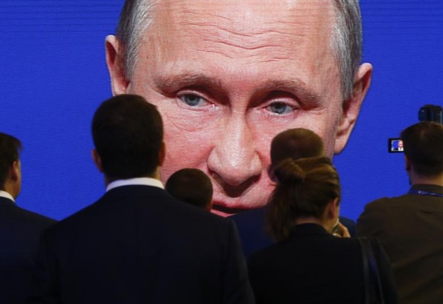 Những hình ảnh thế giới nổi bật tuần qua - 7
Mọi người theo dõi Tổng thống Nga Vladimir Putin phát biểu tại Diễn đàn Kinh tế Thế giới St. Petersburg tại St. Petersburg, Nga (Ảnh: Sputnik)