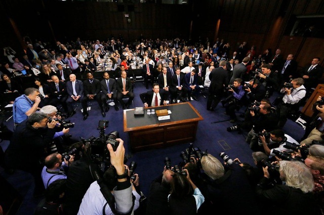 
Cựu giám đốc FBI James Comey trong vòng vây của báo giới trong cuộc điều trần trước Ủy ban Tình báo Thượng viện ngày 8/6. (Ảnh: Reuters)
