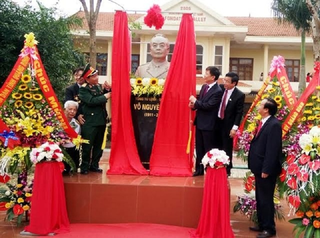 Quảng Bình: Khánh thành tượng Đại tướng Võ Nguyên Giáp tại ngôi trường mang tên Người - 1 Lễ khánh thành tượng Đại tướng tại Trường THPT chuyên Võ Nguyên Giáp Quảng Bình