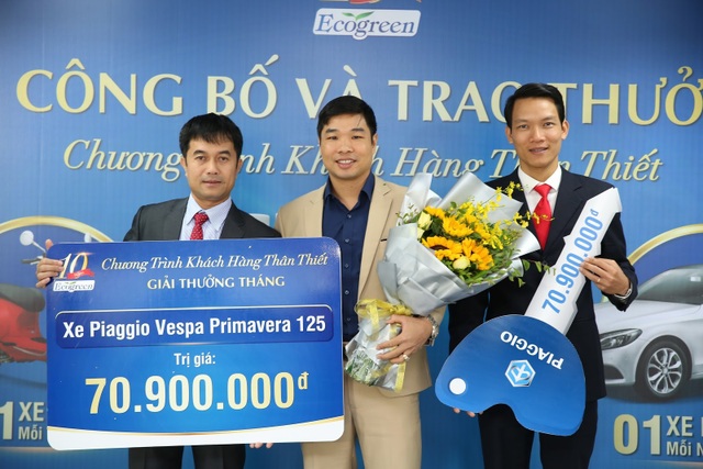 “Sống khỏe - Trúng lớn” và cam kết từ Ecogreen - 1 Đại diện công ty Dược phẩm ECO trao chứng nhận trúng giải cho Anh Nguyễn Trung Kiên.