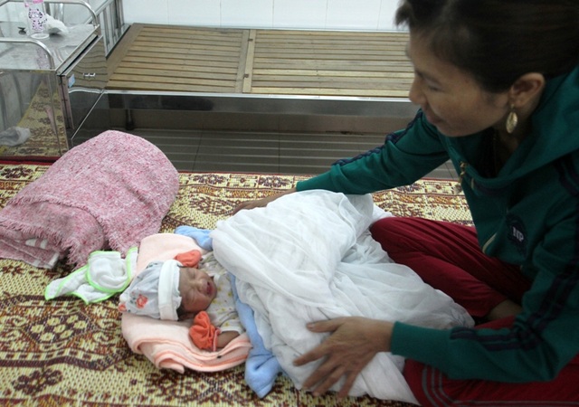 Cán bộ y tế phát hiện bé sơ sinh bị bỏ rơi ở mương thủy lợi - 1 Bé trai sơ sinh hiện được chăm sóc tại bệnh viện