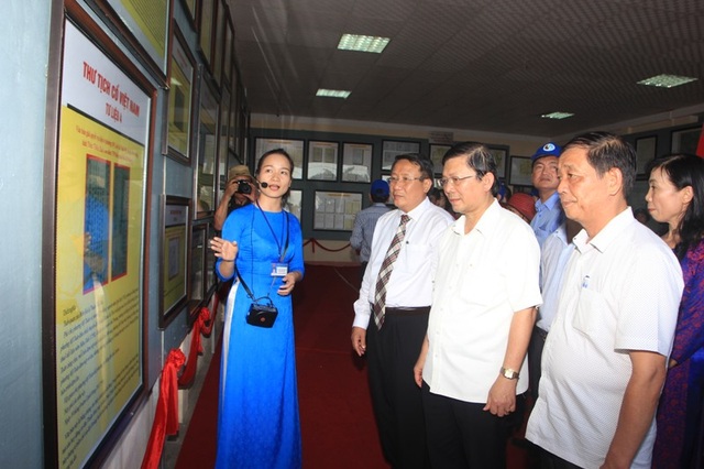 Triển lãm bản đồ và tư liệu “Hoàng Sa, Trường Sa của Việt Nam” - 3 Cán bộ lãnh đạo và nhân dân tìm hiểu tư liệu tại triển lãm