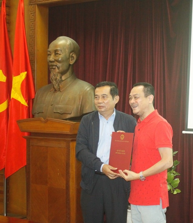 NSND Anh Tú sụt cân, mất ngủ từ ngày điều hành Nhà hát Kịch Việt Nam - 1 NSND Anh Tú nhận quyết định bổ nhiệm làm Phó Giám đốc điều hành Nhà hát Kịch Việt Nam.