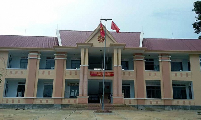 Để súng cướp cò gây thương tích người khác: Công an viên bị đình chỉ - 1
UBND xã Bờ Ngoong