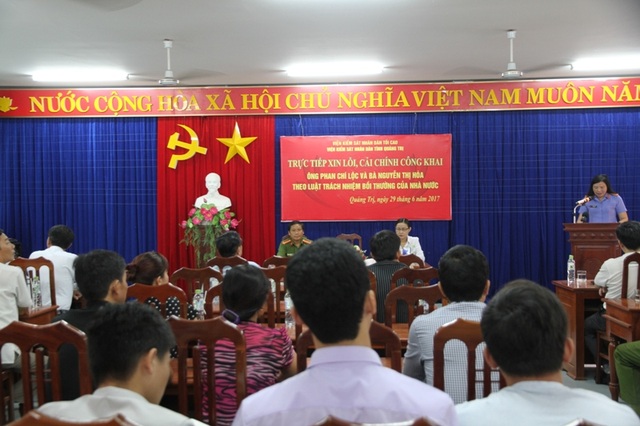 Xin lỗi công khai hai vợ chồng bị oan sai gần 10 năm - 2 Đại diện Viện KSND tỉnh khẳng định đã truy tố, bắt giam ông Lộc khi không đủ căn cứ