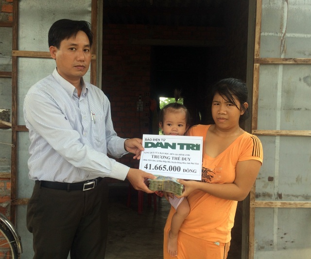Gần 42 triệu đồng đến người đàn ông liệt tứ chi - 1 Ông Nguyễn Thanh Thép, chủ tịch UBND xã Hòa Hiệp Bắc trao số tiền 41.665.000 đồng cho gia đình a Duy.