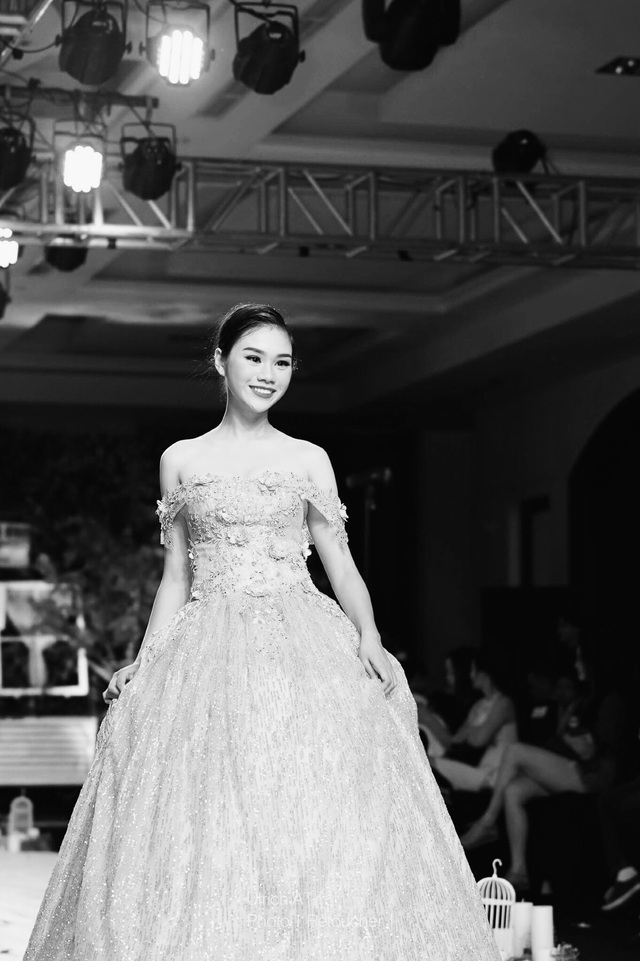 Nữ sinh chuyên Lê Hồng Phong “hóa” người mẫu chuyên nghiệp - 4 Cô nữ sinh Trường THPT chuyên Lê Hồng Phong, TPHCM Lê Vũ Thục Anh dễ thương trên sân khấu