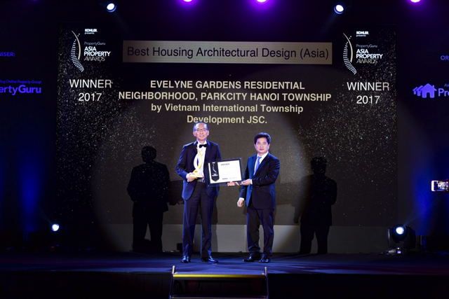 Ông Jason Wong – CEO của VIDC – Chủ đầu tư dự án ParkCity Hanoi đại diện lên nhận giải